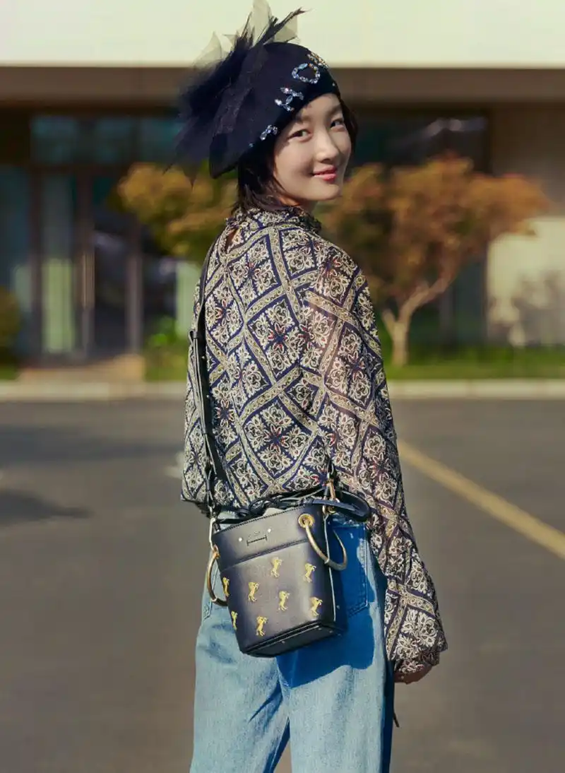 周冬雨休闲随性时尚街拍图片[2/5]_明星_美桌网