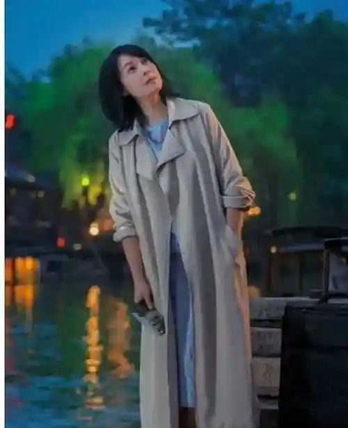 刘若英风格大变穿短袖羽绒服配半身裙走机场回形针装饰毛线帽