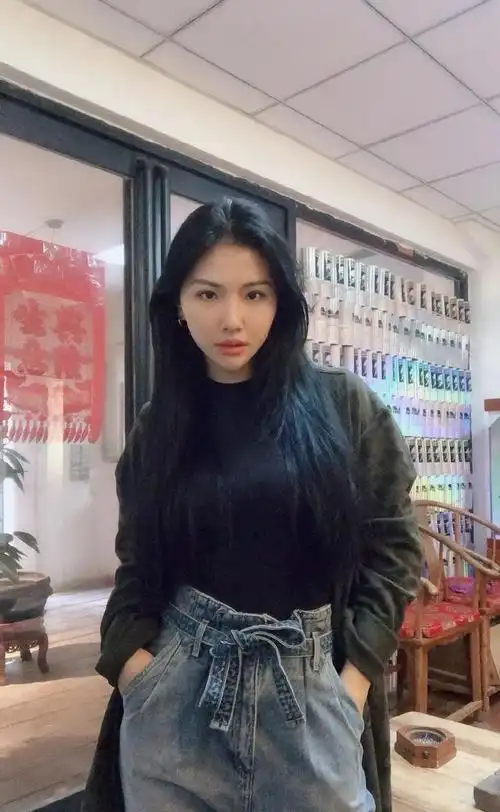 曹烨岚,因长相甜美而又爱好健身走红网络,教你2个同款健身动作