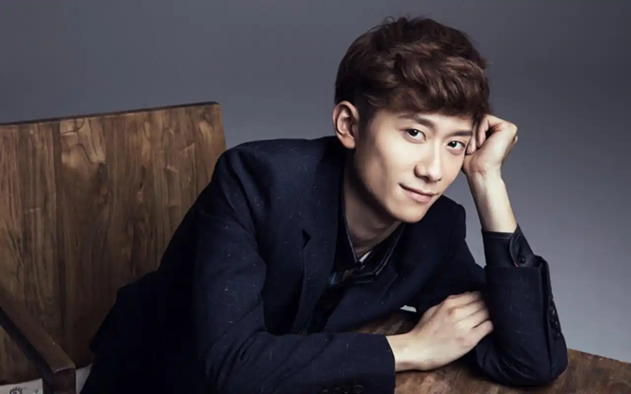 张一山帅气西装高清桌面壁纸-大陆明星-壁纸下载-美桌网