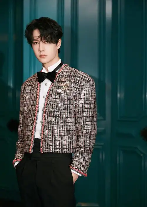 vogue快讯##王一博斜阳日晖大片##王一博粉色滚边软呢外套