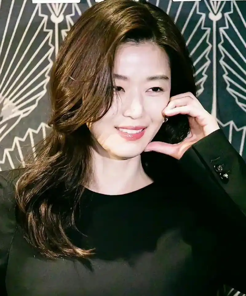 从媒体拍摄的照片来看,全智贤穿着黑色修身长裙,戴着金属耳环,还是那