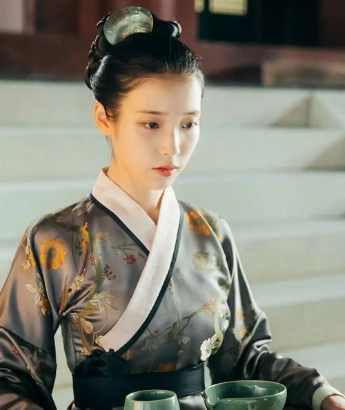 虐文"取废后的血救小琉""陛下不记得了?废后月前已成枯骨了"