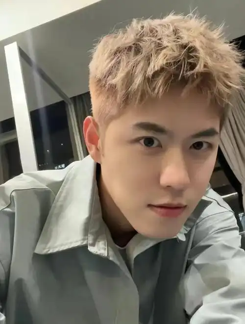 男生留两边推光发型又潮又帅2024过年剪这3款短发清爽显魅力