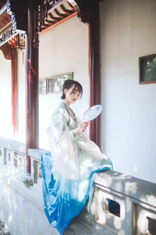 中国内地古风音乐原创女歌手,毕业于 a target="_blank" href="/item