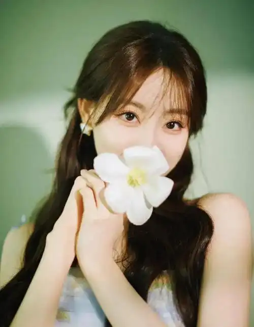 祝绪丹一袭浅蓝色吊带露肩立体钉花长裙仿佛置身绿野的花仙子