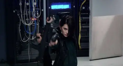 《摩天营救》新特辑展现昆凌不凡身手 娇小身材对抗"巨石"强森