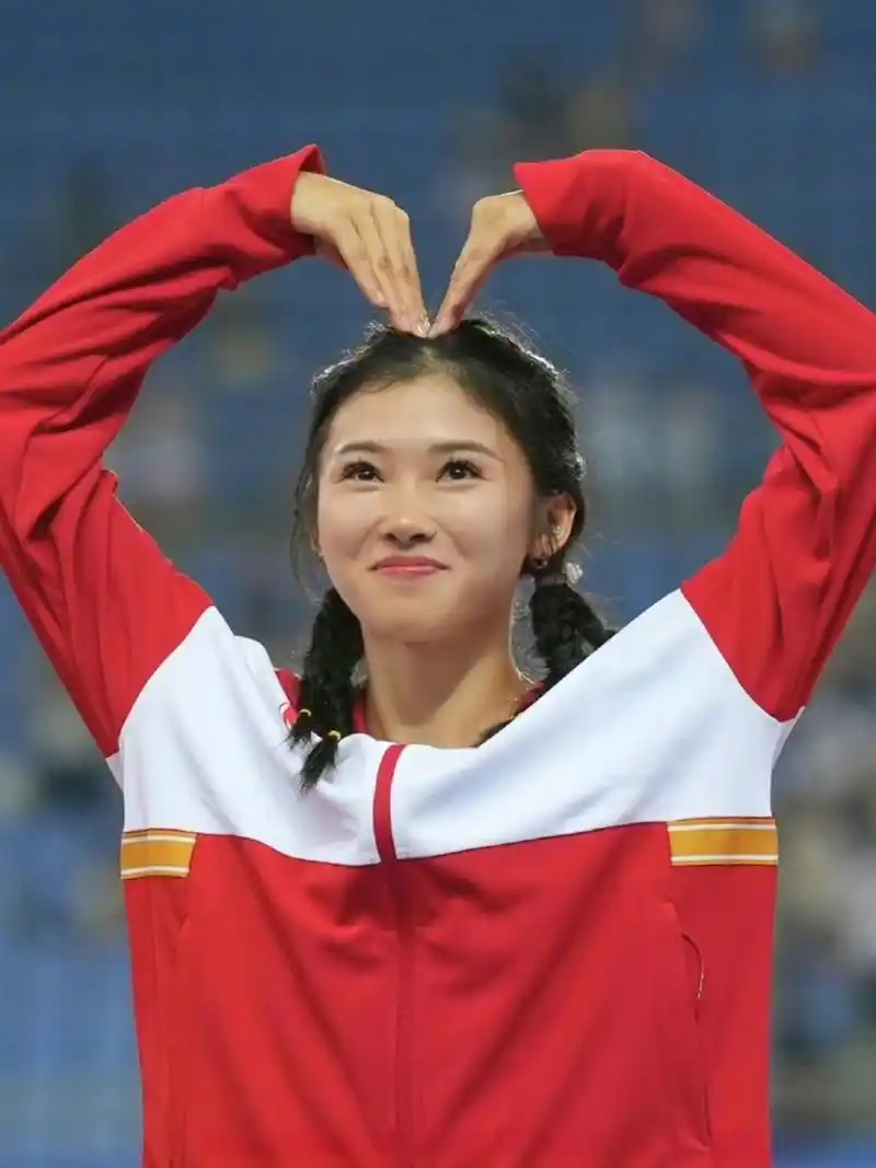 吴艳妮jennie 更新微博,晒出中国红六连拍,并写道:这一刻是属于"我们"