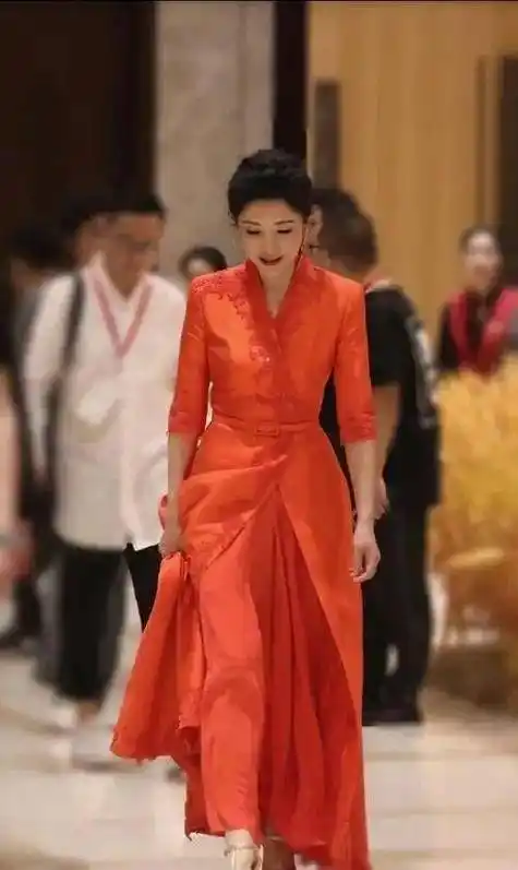 周涛不能低调!穿小香风现身,气场强大,也非常优雅_身材_裙子_曲线