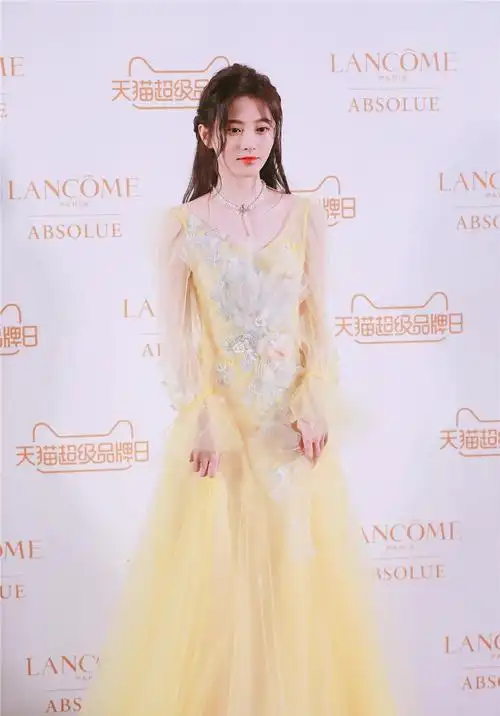 鞠婧祎真是仙女本人,穿刺绣纱裙美到窒息,网友:吃"仙丹"了?