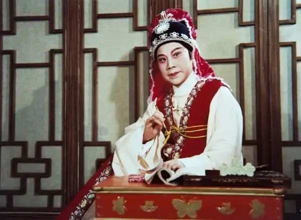 我在现场钱惠丽为恩师徐玉兰画了一个精致的妆容