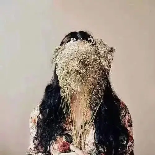 一张小清新头像,一个长发女生手捧一束花挡住了脸,像这样!