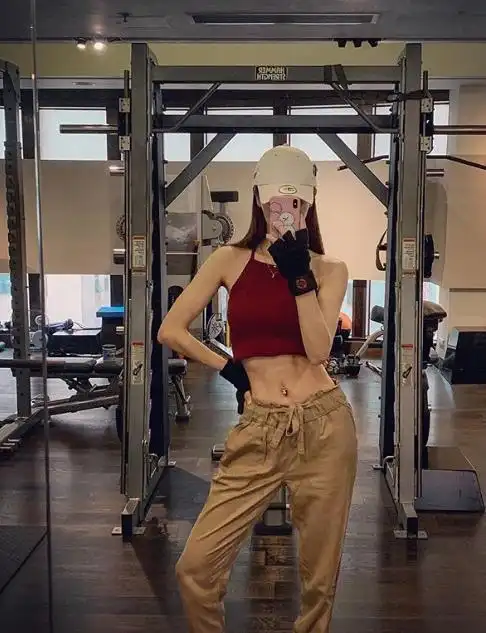 张馨月一直有健身的习惯,马甲线让她引以为傲,张馨月曾经多次在健身房