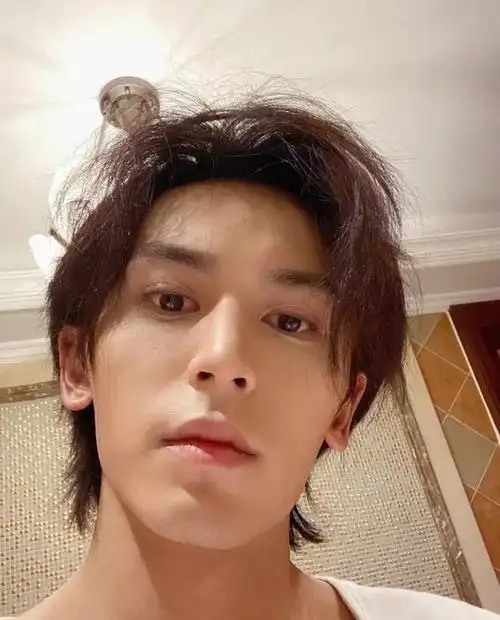 出道十年签约赵薇前途好,内幕曝光才知,张哲瀚不火"事出有因"