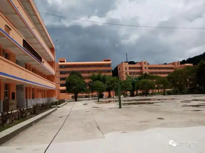 崭新的贵定县第一中学运动场!