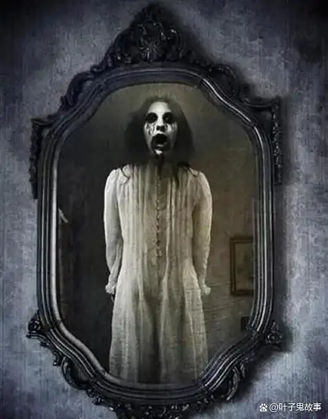 眼前是她卧室里典雅的装饰,摆放最引人注目的便是中央的一面古董镜子