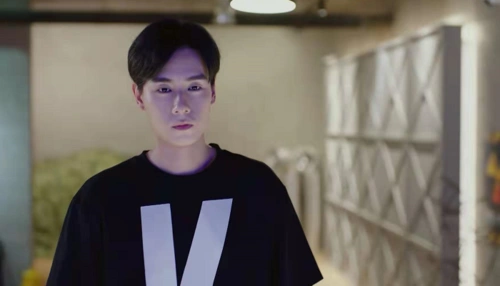 亲爱的热爱的:吴白给韩商言送祝福,两人做出的动作太有含义