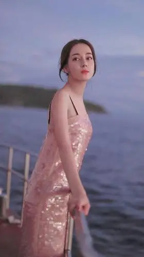 论"液体裙"只服迪丽热巴,浓浓的优雅轻熟感