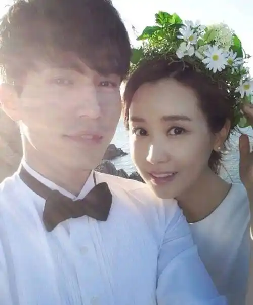 官宣结婚,控诉老公,被扒恋爱痕迹,一天4个瓜,有人祝福有人骂_李多海