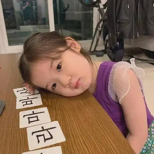 5岁小女孩凭表情包爆火ins网友迪士尼在逃公主藏不住了