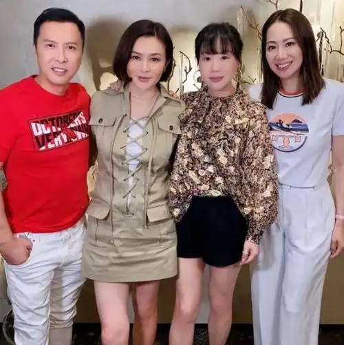 甄子丹夫妇罕见合体超模妻子裸色衣似穿非穿引爆眼球