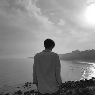 男生背影黑白头像伤感图片高清伤感孤单的男生背影图片头像