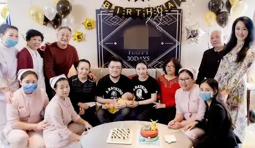 并晒出了一组小孙子满月当天宋丹丹,巴图一家的全家福照片