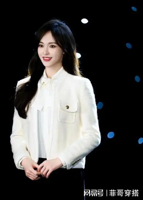 40岁唐嫣带火了一种新穿法:白衬衫 白针织,时髦洋气又减龄