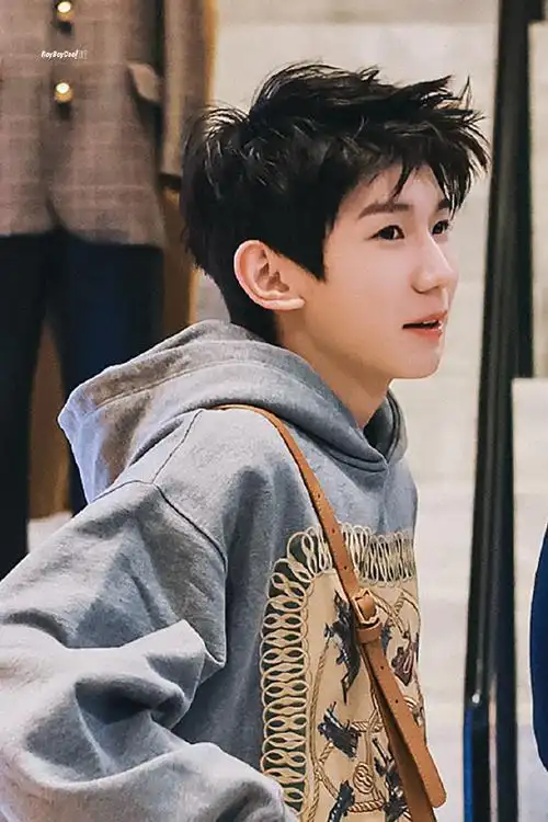 王源米兰时装周#探店路透短发清爽帅气,期待看秀造型星姐超话