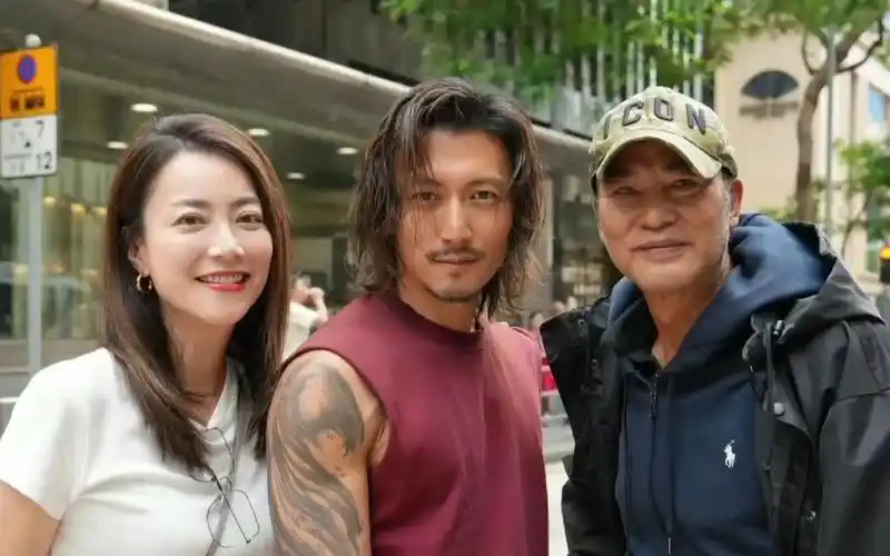 谢霆锋新剧路透,卷发造型好有范,近照酷似郑伊健