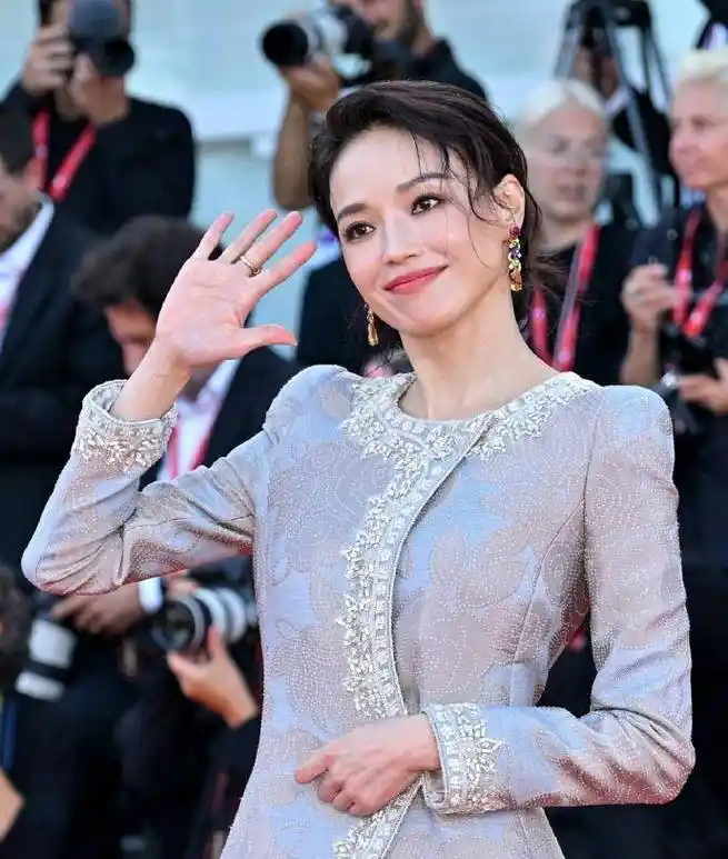 舒淇笑起来超性感,流光上衣配镶钻半身裙,优雅成熟满满东方韵味_设计