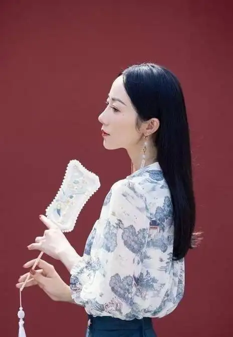 每当韩雪拍戏时,她的爷爷特别疼爱她,还会安排警务员保护她.