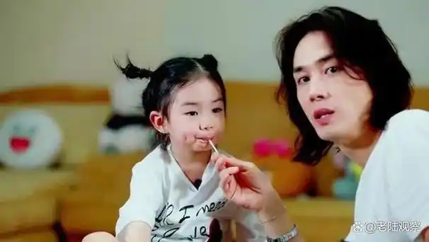 甜蜜满溢!戚薇一家三口秀恩爱,网友感叹:戚薇8岁女儿样貌大变