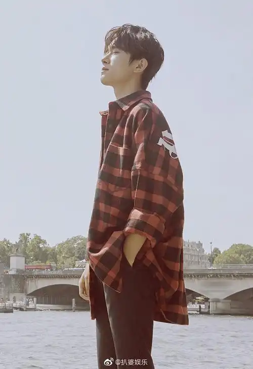 易烊千玺巴黎街拍塞纳河畔左岸的咖啡;我手一杯品尝你的美 @tfboy