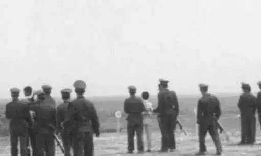 历史老照片1983年严打时枪毙死刑犯现场罕见照片