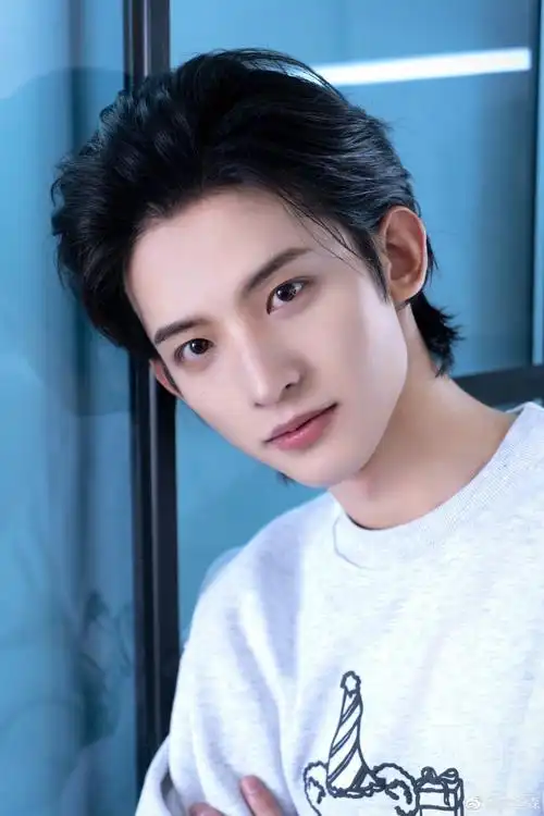 常华森更新堆雪人照片～ 照片中小小的雪人在手里超