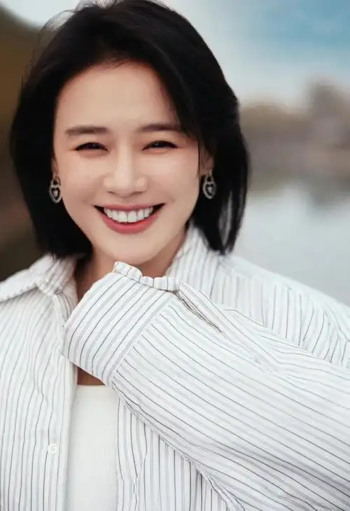 马思纯白色条纹棉服造型冬至写真笑露贝齿温暖又明媚