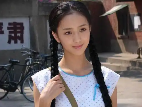 佟丽娅幼时美照曝光,素颜肤色过于真实,但这身材简直是芭比娃娃