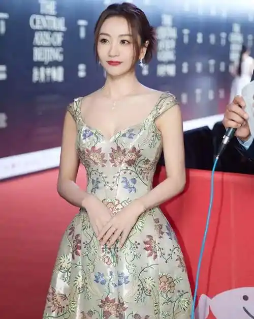 北京时装周花裙杨蓉好丰腴白皮肤娃娃脸美得很轻松