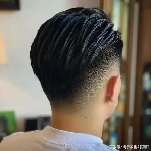 背头发型可以说是很有男人味的一种发型 ,周边推短头顶全部向后梳理