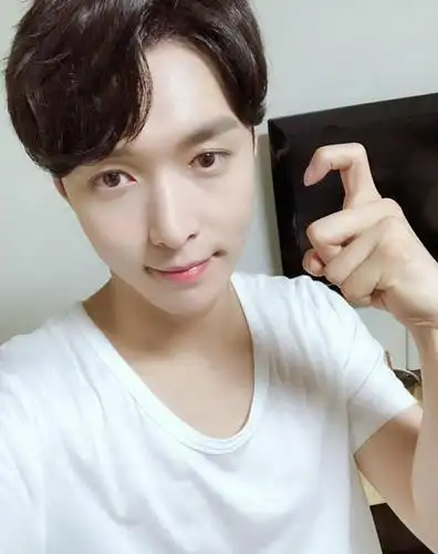 邻家男孩张艺兴帅气写真,图片大全,高清,图库-回车桌面