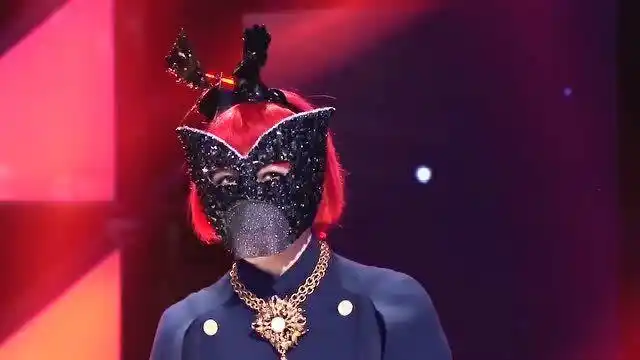 明明是女声,那英偏偏说是男的,难道是周深男扮女装?