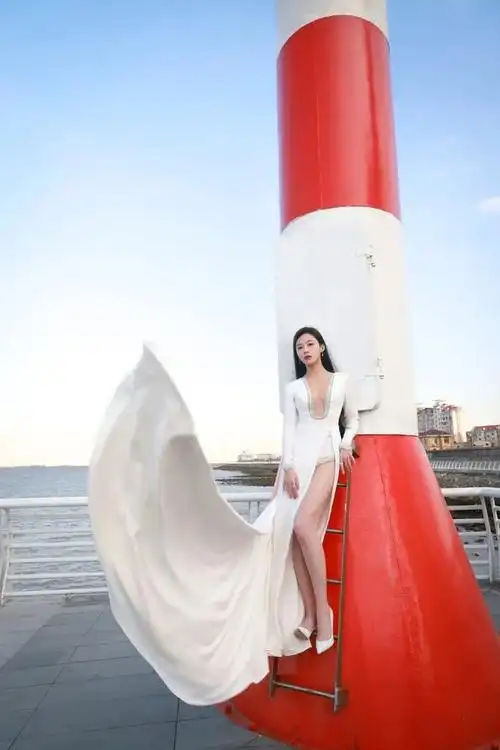 孙芮一袭白色高开衩长裙,干净简洁,雪肌长腿,展现优秀身材比例|深v