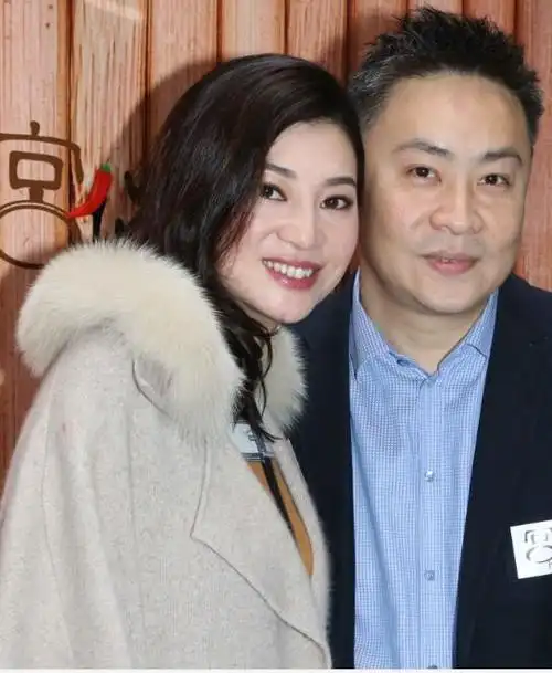 港姐带两子嫁豪门,大度容忍老公出轨偷食,获家婆奖励半亿豪宅.