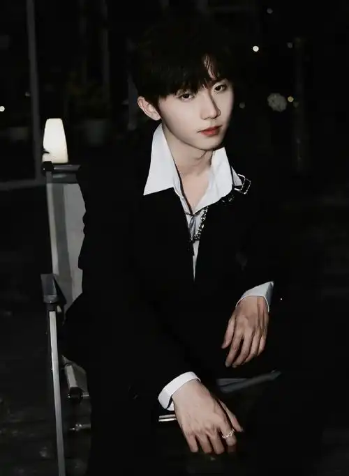 冷脸神态,这眼神的压迫感好强,看了好多他的照片,冷脸马嘉祺果然96