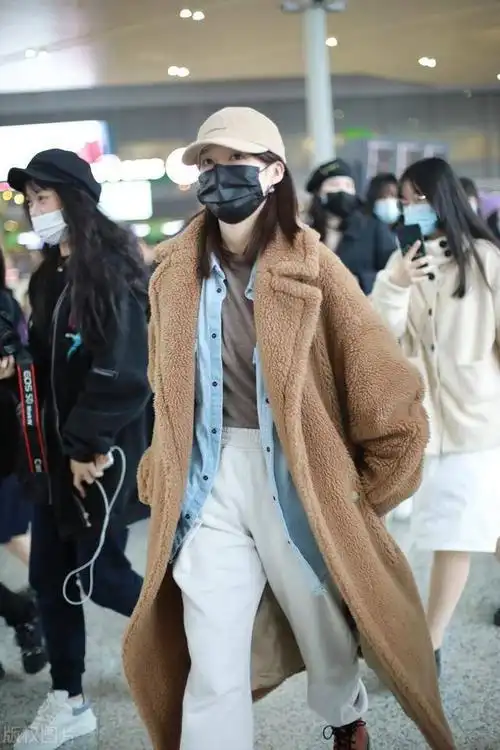 李沁穿焦糖色羊羔绒大衣现身机场穿搭精致还是仙女一枚