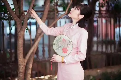 无论何种性格,穿上旗袍的那一刻她们都是最美的