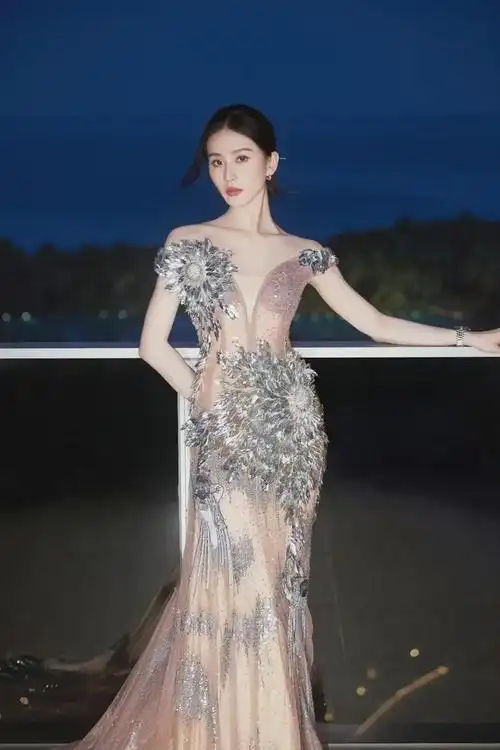 刘诗诗美神降临身着一袭鎏金高定礼服亮相优雅华贵太美了