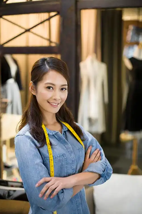 女服装设计师拿着平板电脑