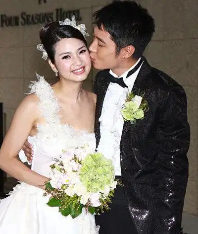 张丹峰和妻子洪欣婚纱照